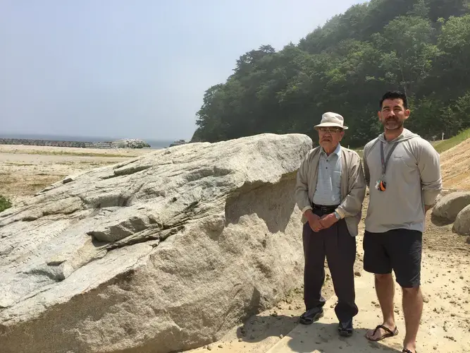 Hanōkizawa (left) and Matthew Komatsu at the Yoshihama Tsunami Ishi. Photo by Matthew Komatsu. Japan, 2018.