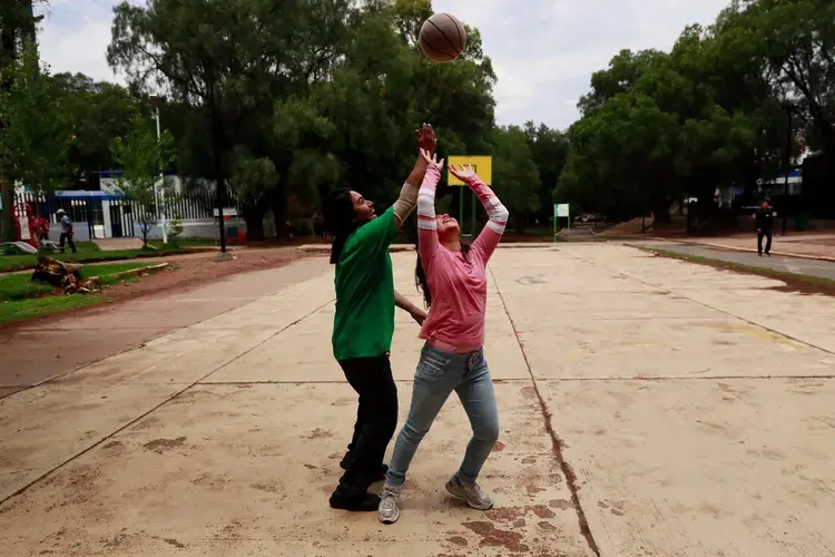 Chavo Eudave de la Torre plays basketball with his daughter Arianna at a Zacatecas park. On days he works, the two often play a game of basketball and eat at a nearby Little Caesars. Image by Erika Schultz. Mexico, 2019. 