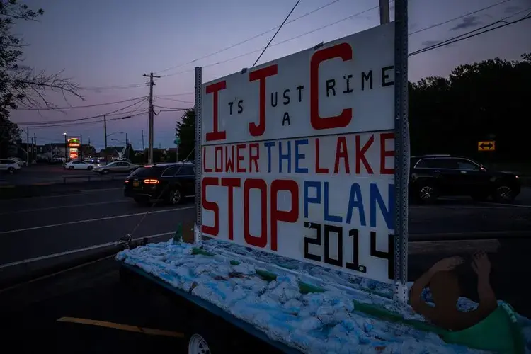 A sign in front of a restaurant on Edgemere Drive in O'Neil Point in Greece, New York, on July 28, 2020, shows frustration with the International Joint Commission (IJC). Image by Zbigniew Bzdak/Chicago Tribune. United States, 2020.