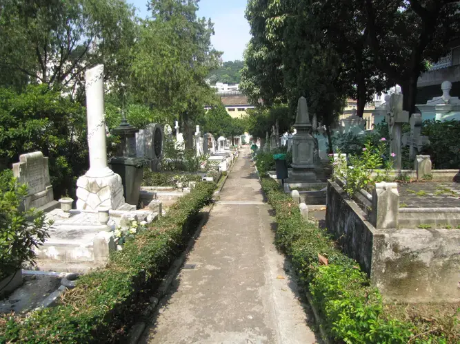 One of the many walkways located at the Cemiterio Sao Miguel de Arcanjo. Image by Bruno Beidacki. Macau, 2017.