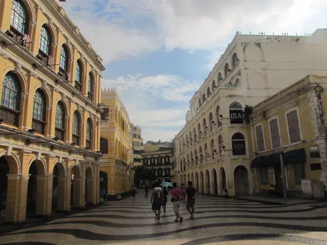 The Senado Square, one of the most popular sightseeing stops in the historic center of Macau. Image by Bruno Beidacki. Macau, 2017.