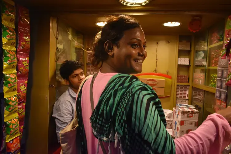 Friendly encounters with a shopkeeper. Image by Siyona Ravi. India, 2017.