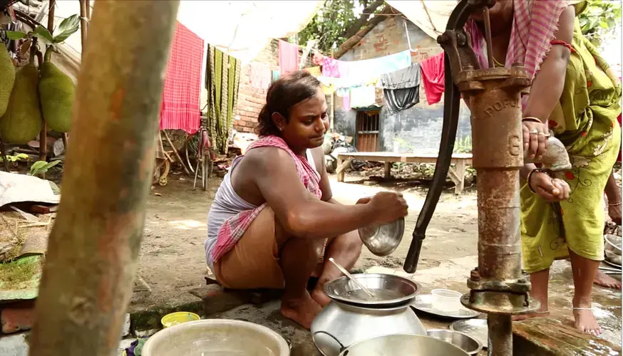 Household chores are traditionally seen as the work of women. Sintu does the same chores as the women in her joint family home revealing the subtle ways in which her gender identity has been accepted. Image by Siyona Ravi. India, 2017.