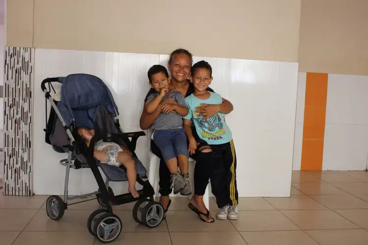Venezia poses with her three children at Centro de Migraciones, a shelter run by Mision Scalabrini. Image by Mariana Rivas. Colombia, 2019.