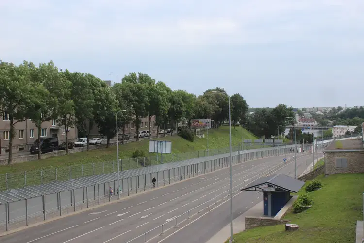 Russians cross the border from and to Narva, Estonia. Image by Hani Zaitoun. Estonia, 2019.