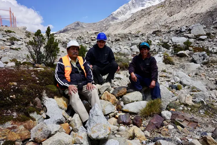 Engineer Beltrán (left), Guardian Marco Reyes (center), and Guardian Víctor Morales (right). Image by Audrey Fromson. Peru, 2019.