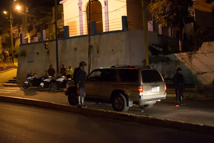 Common security checkpoint of the PNB (Venezuela's national police force) in the middle of the street in El Hatillo. Image by Horacio Siciliano. Venezuela, 2017.