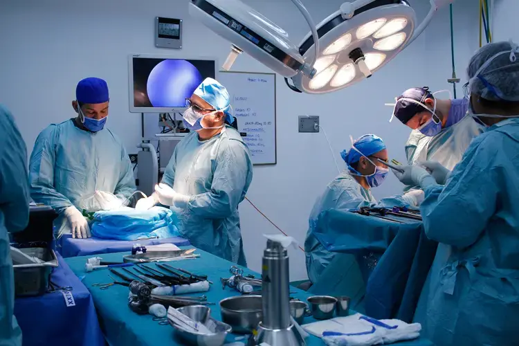 Members of a surgical team prepare a donated kidney to be transplanted into a patient at an operating room in the private hospital Clínica Metropolitana, in Caracas, one of the few health centers that still performs this complex medical procedure. Image by Flaviana Sandoval. Venezuela, 2018.  