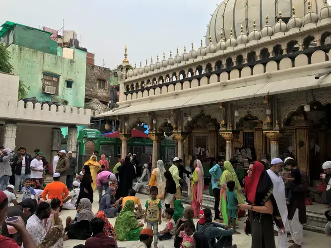 A typical evening at the dargah of Nizamuddin Auliya in Delhi. Image by Nikhil Mandalaparthy. India, 2019.