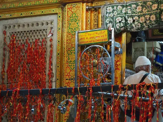 A sign at the dargah of Nizamuddin Auliya in Delhi. Image by Nikhil Mandalaparthy. India, 2019.