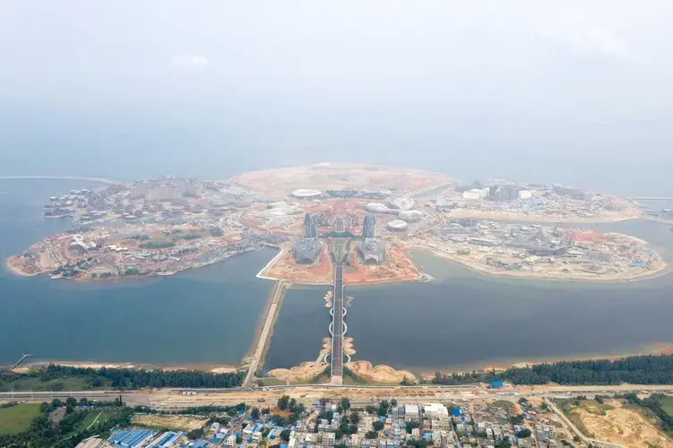 Ocean Flower Island is 1.4 times the size of Dubai’s famed Palm Jumeirah. The project has inflicted damage on a vast area of coral reef and a species of pearl oyster, according to a January 2018 report by a local environmental bureau. Image by Sim Chi Yin/Magnum Photos. China, 2019.