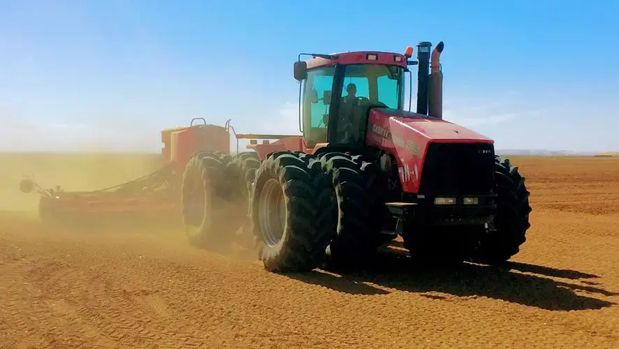 Expansion works to cultivate new fields of alfalfa on land run by one of several Gulf investment companies in the Toshka project. Image by Nada Arafat and Saker El Nour. Egypt, undated.