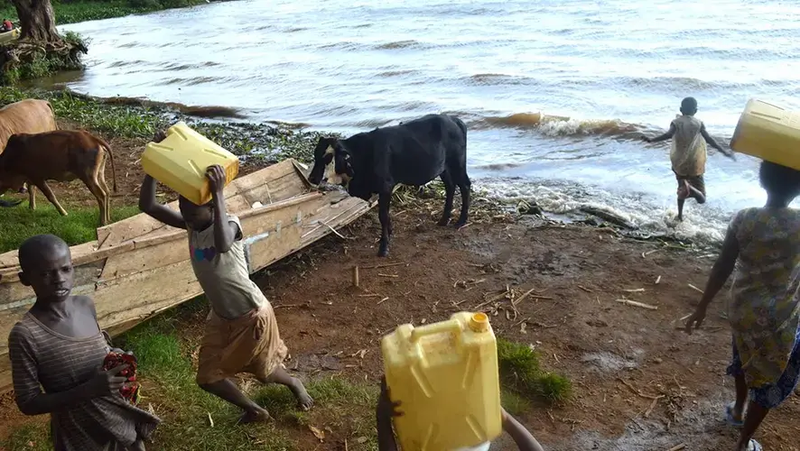 Children bringing in water at Nakalanga Landing Site. Image by Fredrick Mugira and Annika McGinnis. Uganda, undated.