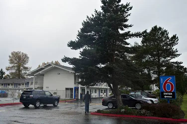 Federal immigration agents detained Ramon Flores blocks away from Motel 6 North Everett, 10006 Evergreen Way, on Valentine’s Day 2017. Image by Amanda Cowan. United States, 2019.