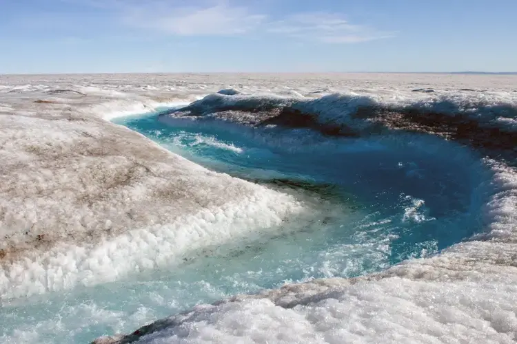 Ice streams and lakes under the Greenland Ice Sheet