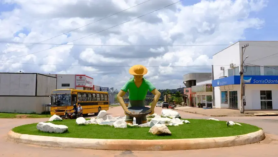 In Novo Progresso, a city in Pará that survives on gold mining, a monument honoring 'garimpeiros' (small-scale gold prospectors) has been erected—despite the impacts that this kind of extractive activity, which uses mercury, can have on the environment. Image by Melissa Chan. Brazil, 2019. 