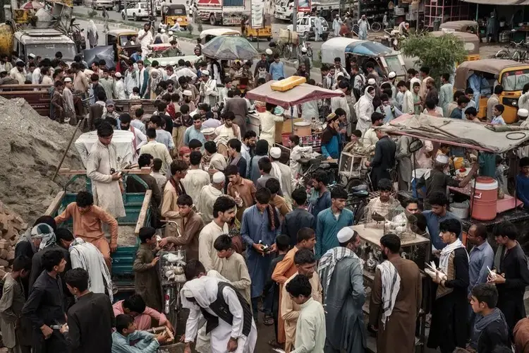 A market in Jalalabad, where crime is rising. Doctors there recently threatened to strike, because so many of them are being extorted. “It’s not only doctors,” one told me. “It’s all businessmen, anyone with money.” Image by Adam Ferguson. Afghanistan, 2019.