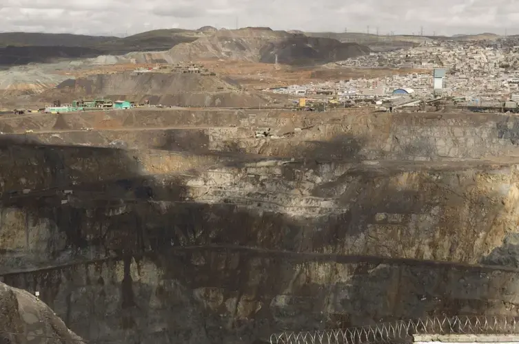 Zinc, which is the top metal mined at Cerro de Pasco and among the top five consumed worldwide, is the main ingredient of every American penny. Volcan sold US$399.6 million in 2016 — the bulk its total metal sales stayed in Peru (48%), which reported US$1.4 billion in zinc exports through 2016. The rest of Volcan's 2016 zinc output was exported to South Korea (19%), China (14%), Canada (6%) and the US (5%), according to Volcan's annual report. Image by Ricardo Martínez. Peru, 2017.