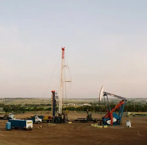 A fracking location in Williston, North Dakota, part of the Bakken oil shale that has seen a large influx of temporary oil workers. The Bakken area encompasses North Dakota, Montana, Saskatchewan and Manitoba. Image by Sara Hylton. United States, 2019.