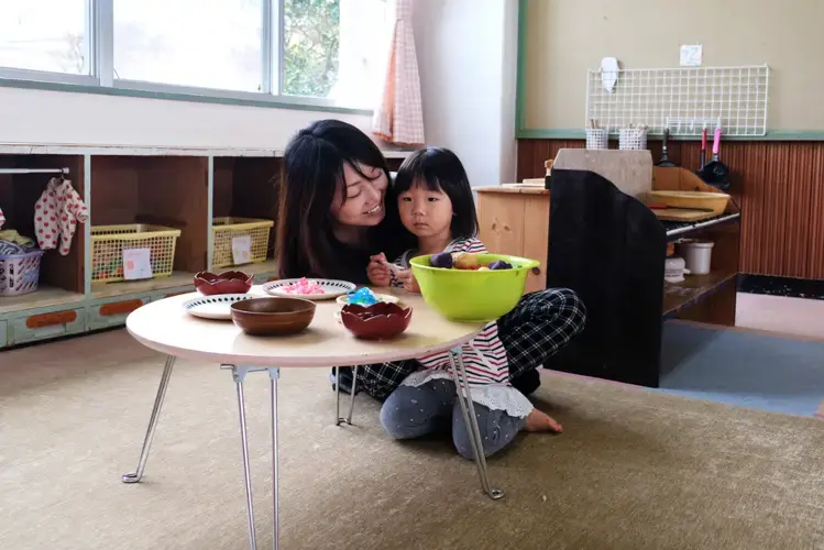 Kozue Kobayashi relaxes with her child in the Nagi Child Home. Image by Emiko Jozuka. Japan, 2018.