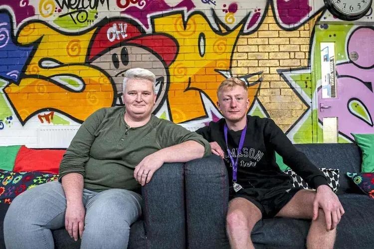 Gillian Kirkwood, Y Sort It coordinator, left, and Jason Smith, a youth worker with Y Sort It, sit in the organization’s lounge in Clydebank. Image by Michael Santiago. United Kingdom, 2019.