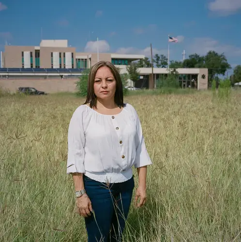 Maria Elena Dominguez in front of the United States Consulate in Nuevo Laredo, Mexico. Image by by Christopher Lee. Mexico, 2020.