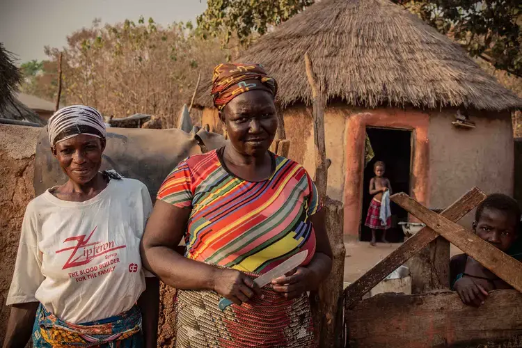 Subsistence farmers Lamnatu Alidu (left) and Alimatu Alidu (right) in northern Ghana depend on cowpea to meet the protein requirement of their 16-person family. Image by Ankur Paliwal. Ghana, 2019.