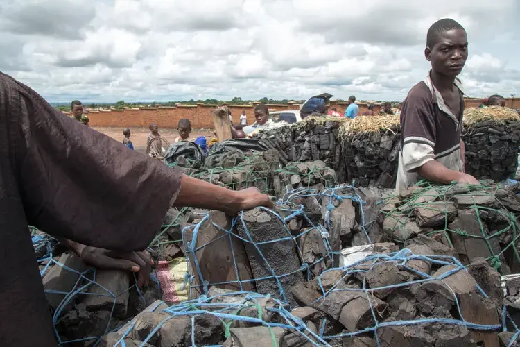 On the Mgona charcoal market in Lilongwe. Nathalie Bertrams. Malawi, 2017.