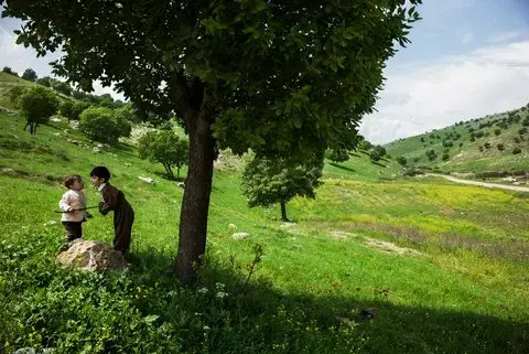 Two children playing under a tree in the village of Badawan. Image by Lam Duc Hien/Agence VU. Iraqi Kurdistan, 2016.