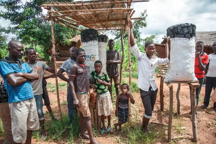 Road side stall - the rural population tries to benefit from the charcoal boom. Image by Nathalie Bertrams. Malawi, 2017.