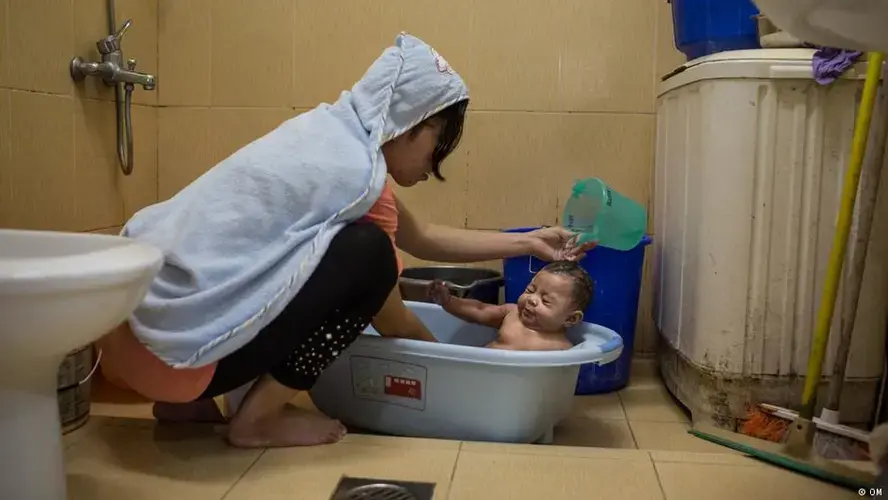 Ann hid her pregnancy fearing it would have consequences for her employment. Image by OM. Qatar, 2017.