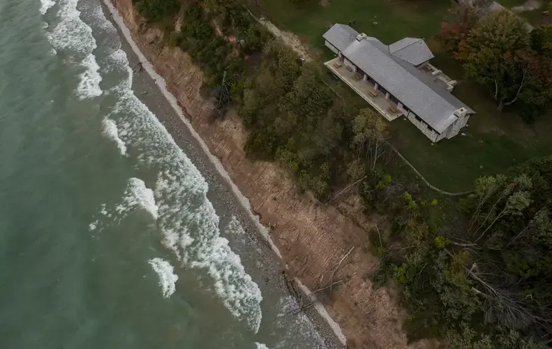 Officials are planning to move Orchard Beach State Park’s 400-ton limestone pavilion at Manistee, Michigan. It was built by the Civilian Conservation Corps and opened in the 1940s, and is now in danger due to an eroding bluff. Image by Zbigniew Bzdak/Chicago Tribune. United States, 2020.
