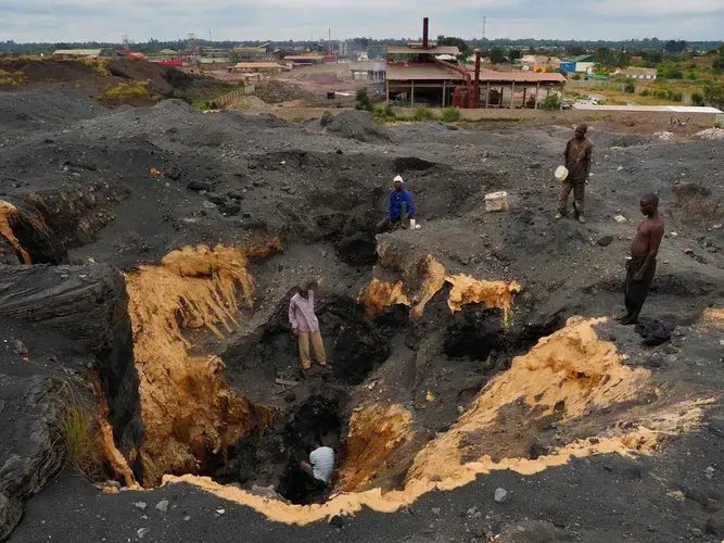 Scavenging is dangerous work but people still do it due to lack of other options. ‘If I could get another job, I would go there,’ said one, Provost Musonda. Image by Larry C. Price. Zambia, 2017.