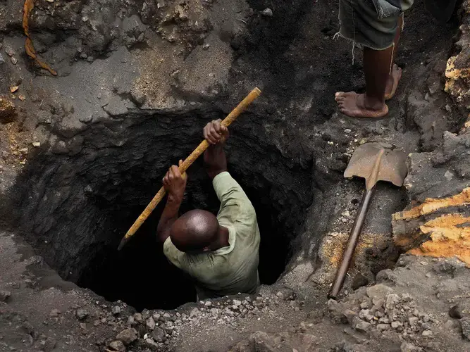 The scavengers have only hand tools to dig their tunnels and suffer immediate health problems, as well on the long term harm of lead poisoning. ‘Our daily experience is chest pains, due to the dust,’ said Musonda. Image by Larry C. Price. Zambia, 2017.