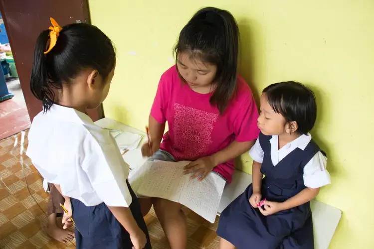 A volunteer teacher at Chin Student Organization teaches English to children from her community. Image by Ifath Sayed. Malaysia, 2017.<br />
