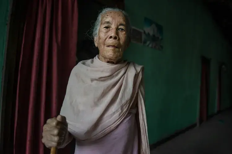 Sana Hanbi, a 92-year old resident of the village of Thanga Tongbram, poses for a portrait. Image by Neeta Satam. India, 2017.<br />
