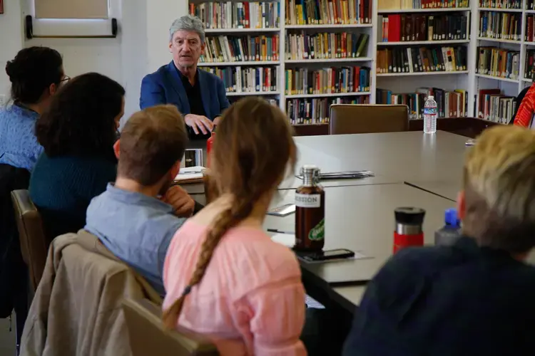 Don Belt provides tips of the trade to students in undergraduate and graduate programs at University of California, Berkeley. Image by Lauren Shepherd. United States, 2017.