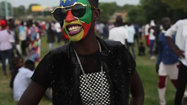 Quelques-uns arboraient les couleurs du drapeau et, avec elles, leur fierté sud-soudanaise. Image by Andreea Campeanu. South Sudan, 2018.