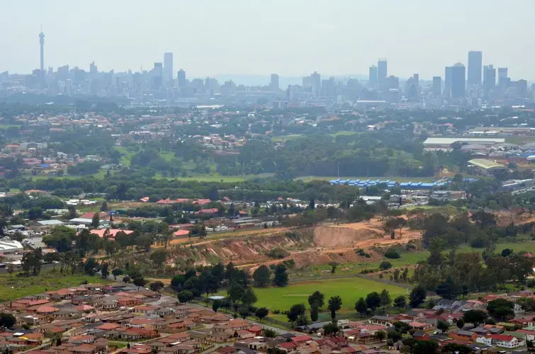 An unrehabilitated gold mine marks Johannesburg’s Riverlea neighborhood near the Central Business District. Image by Mark Olalde. South Africa, 2017.