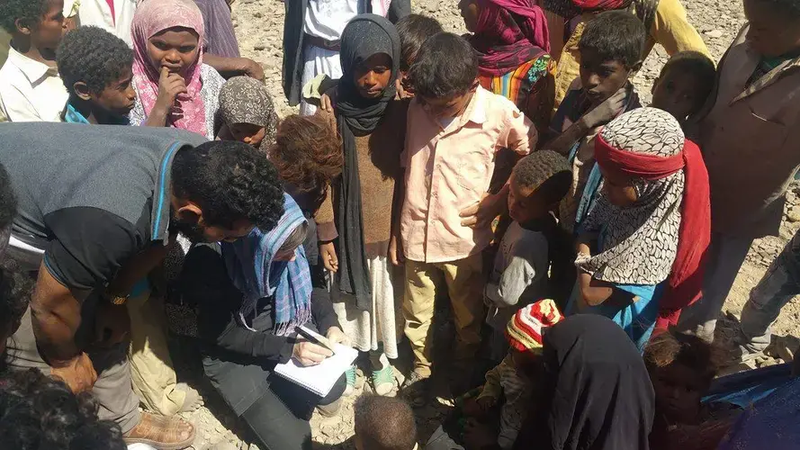 Speaking to displaced women and children in a camp in the al-Waziah district of Taiz governorate. Image by Iona Craig. Yemen, 2017.