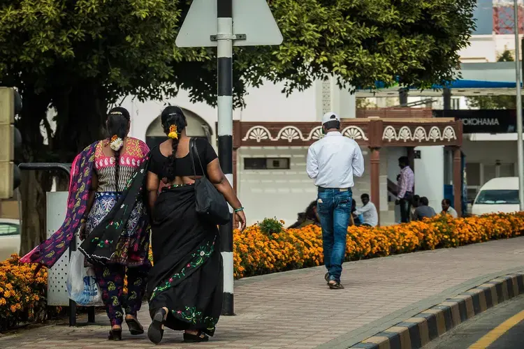 Indian domestic workers get their shopping done on a Saturday morning. Image by Svanika Balasubramanian. Oman, 2019.