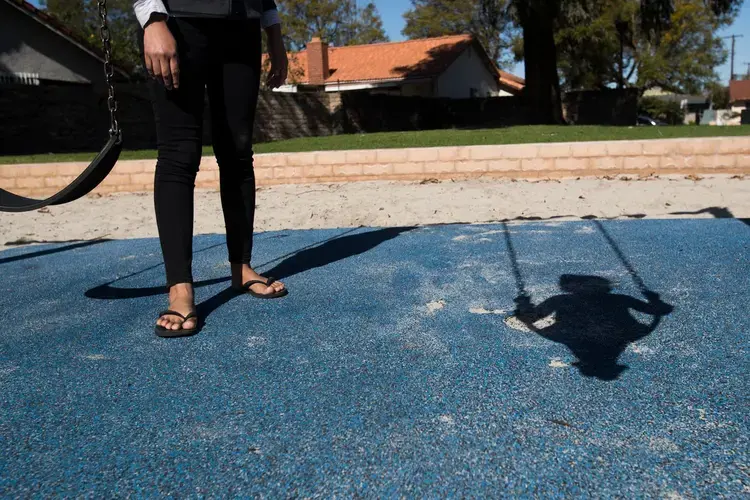 Rosa and her daughter Sofia are living in Santa Ana, California while they wait for a federal immigration judge to rule on their asylum case. Image by Omar Ornelas/The Desert Sun. United States, 2019.