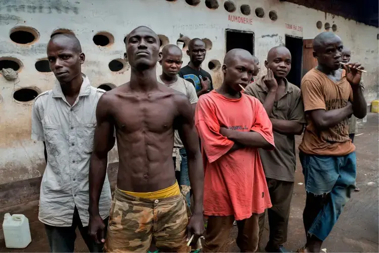 The prison in Berbérati, a town near the Cameroonian border, holds former Anti-Balaka fighters detained for crimes ranging from banditry to kidnapping and murder. The fighting has left the justice system understaffed in some parts of the country, as many judges, lawyers, police officers, and administrators have not yet returned to their posts. Image by Marcus Bleasdale. Central African Republic.