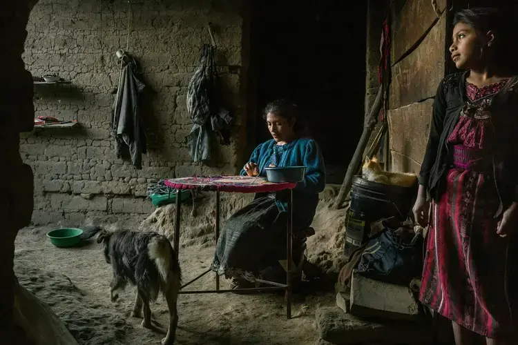 Residents of Paraje León, Irma Jiménez and her husband depended on maize as their main source of food and sold other vegetables at markets. “We kept losing crops,” Jiménez said. “There wasn’t money, and so we started to have to cut down trees.” Image by Mauricio Lima. Guatemala, 2019.