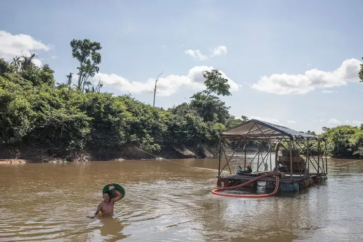 An inactive mining raft on the Kukenán River, a tributary of the Caroní River. Image by Fabiola Ferrero. Venezuela, 2020.