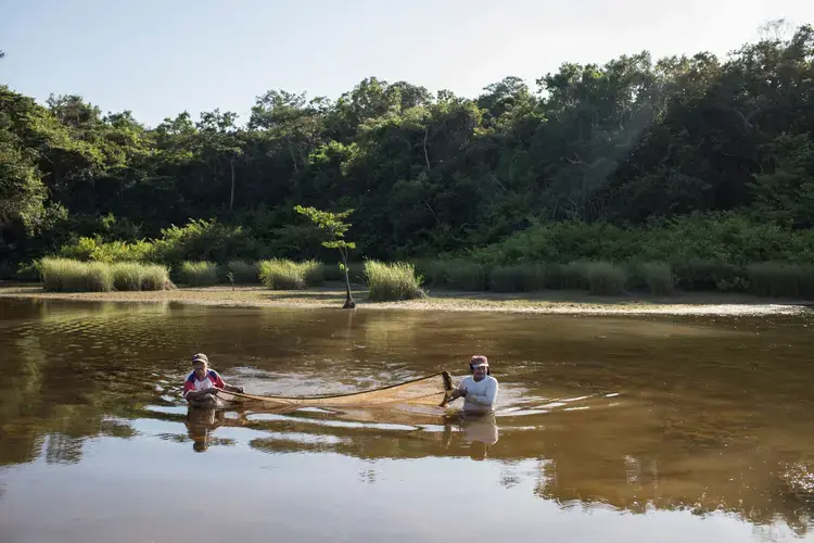 Two members of the Pemón community fishing on the Kukenán River in the Gran Sabana. Image by Fabiola Ferrero. Venezuela, 2020.