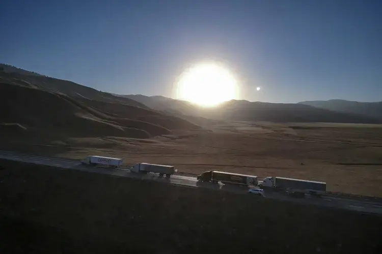 Relentless lines of trucks carrying feed and fuel release nitrogen oxides (NOx) from their tailpipes, which react in the air to form nitric acid. Image by Larry C. Price. California, 2018.