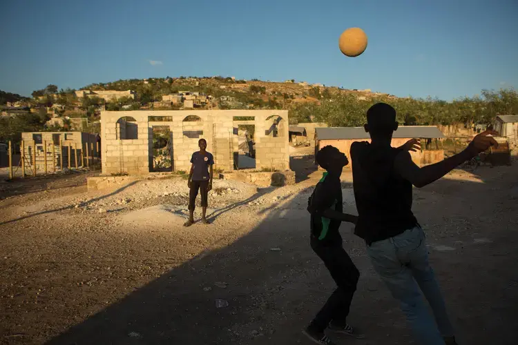 Dusk in Canaan 2. Image by Allison Shelley. Haiti, 2017.<br />
