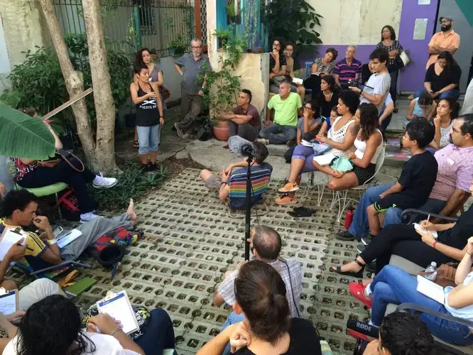 Marina Moscoso speaks to a group in Casa Taft 169. Image by Casa Taft 169. Puerto Rico, 2019.