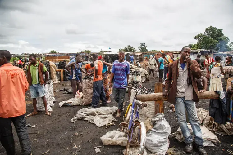 The Mgona charcoal market in Lilongwe is well organised, even though the business is illegal. Image by Nathalie Bertrams. Malaiw, 2017.